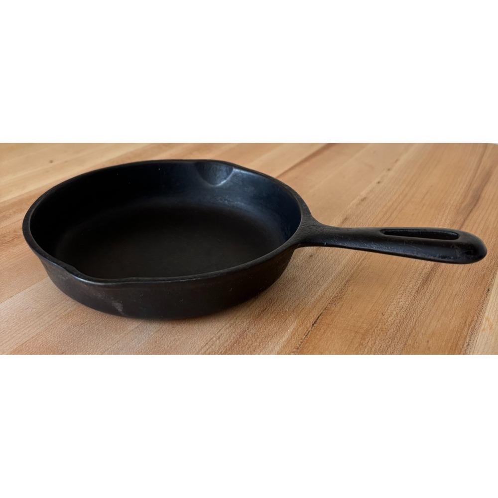 Vintage Unmarked Wagner 6 1/2" cast iron skillet double spouts